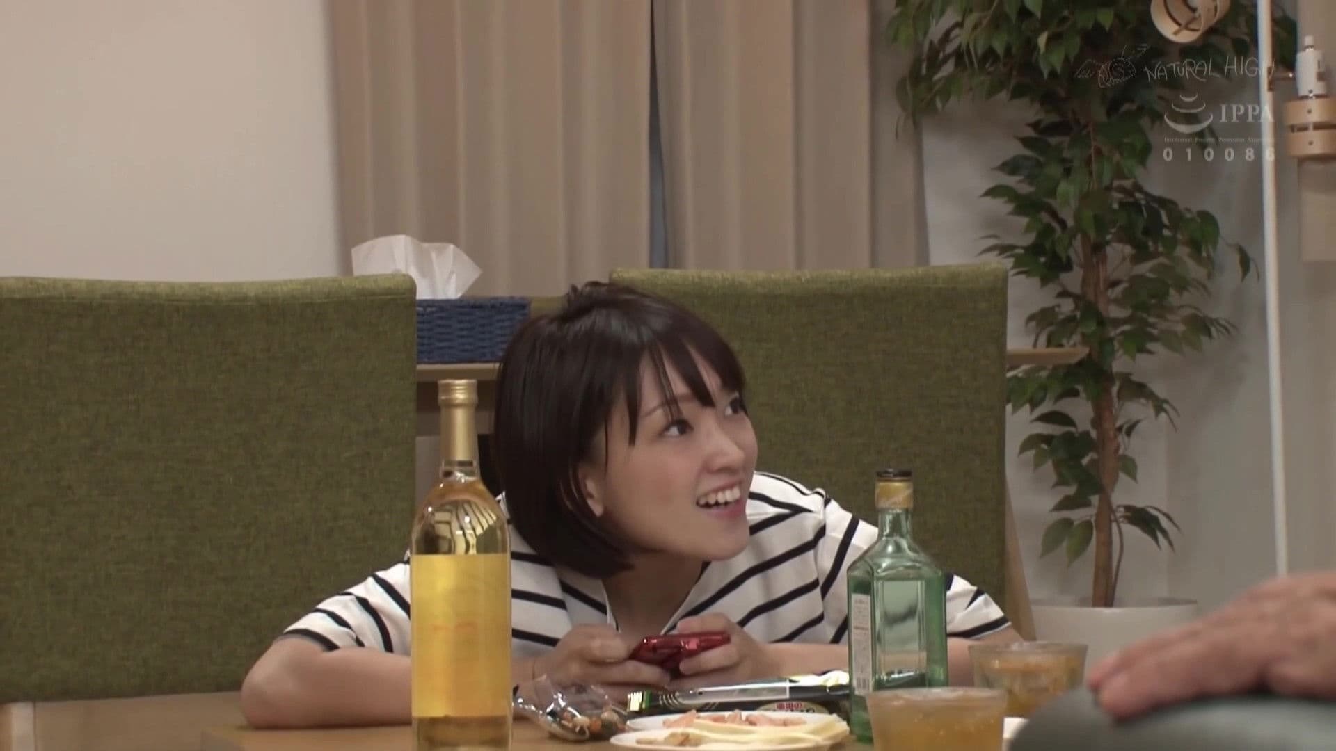 家族がいるのに大好きな叔父さんの膝の上でこっそりチ○ポ挿入そのまま中出しまでさせてしまう姪っ子