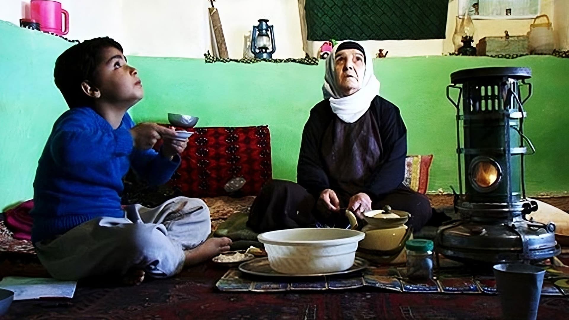 می خورد بر بام خانه