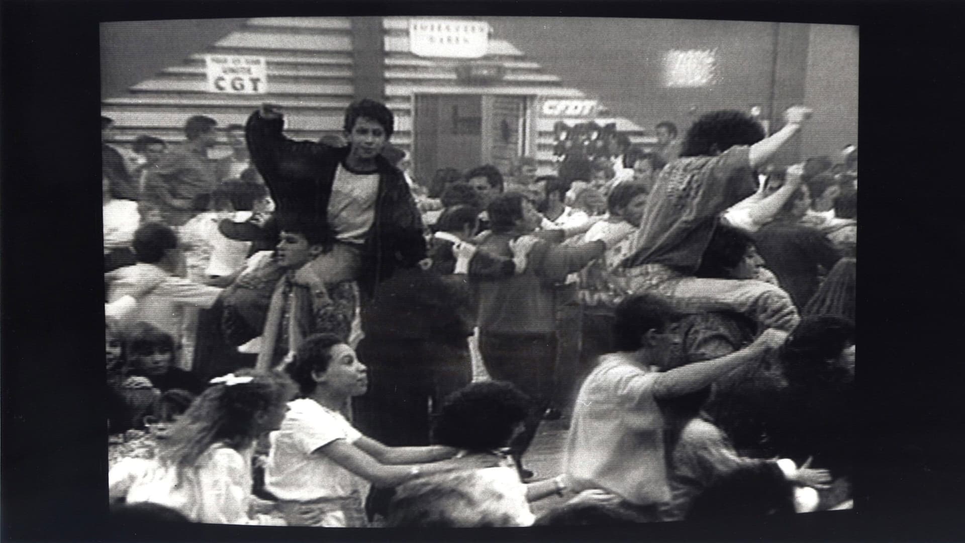 PEUGEOT - IMMIGRÉS DANS UNE GRÈVE POPULAIRE