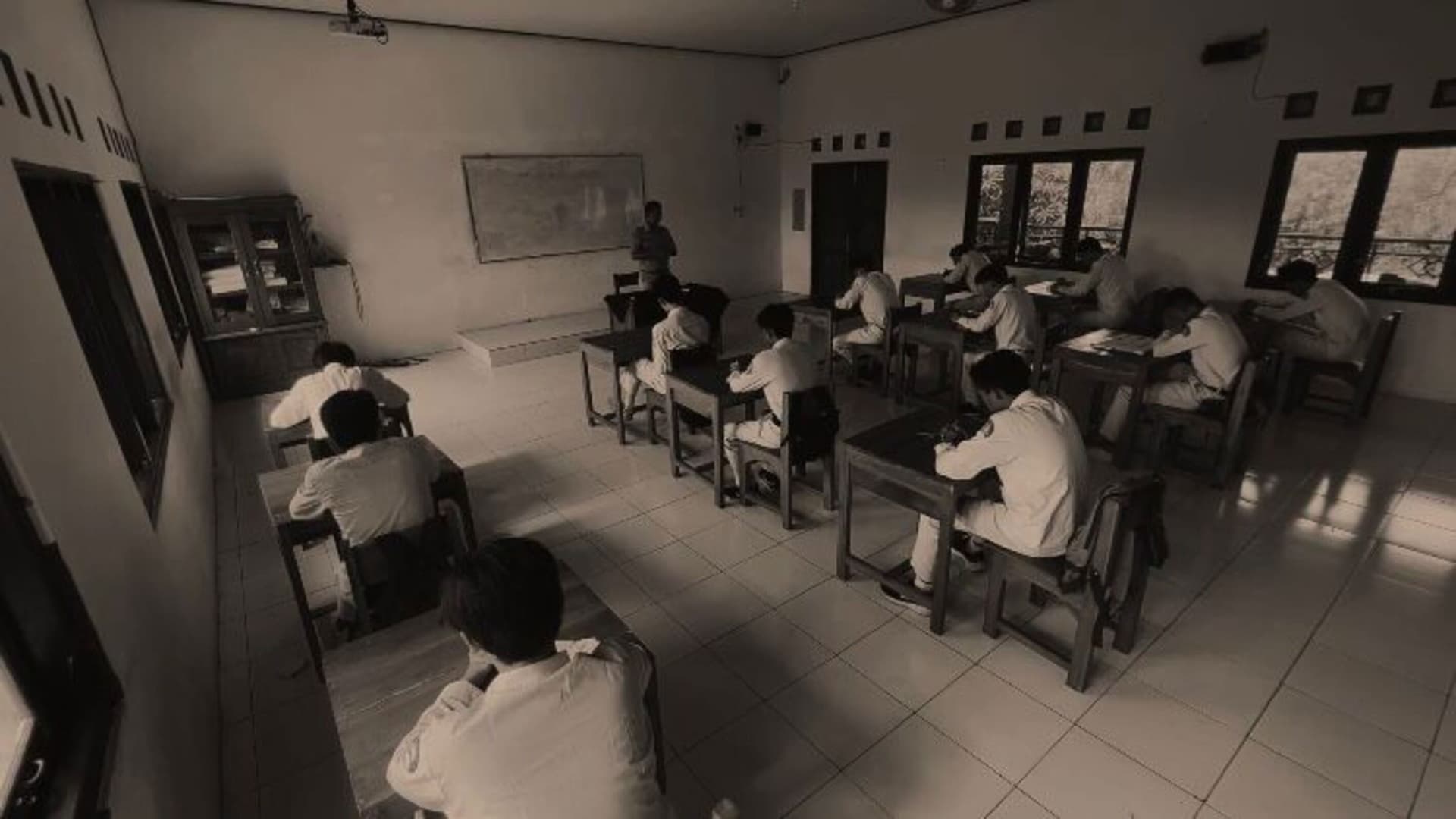 Hegemoni Realitas Dengan Fantasi Yang Sunyi