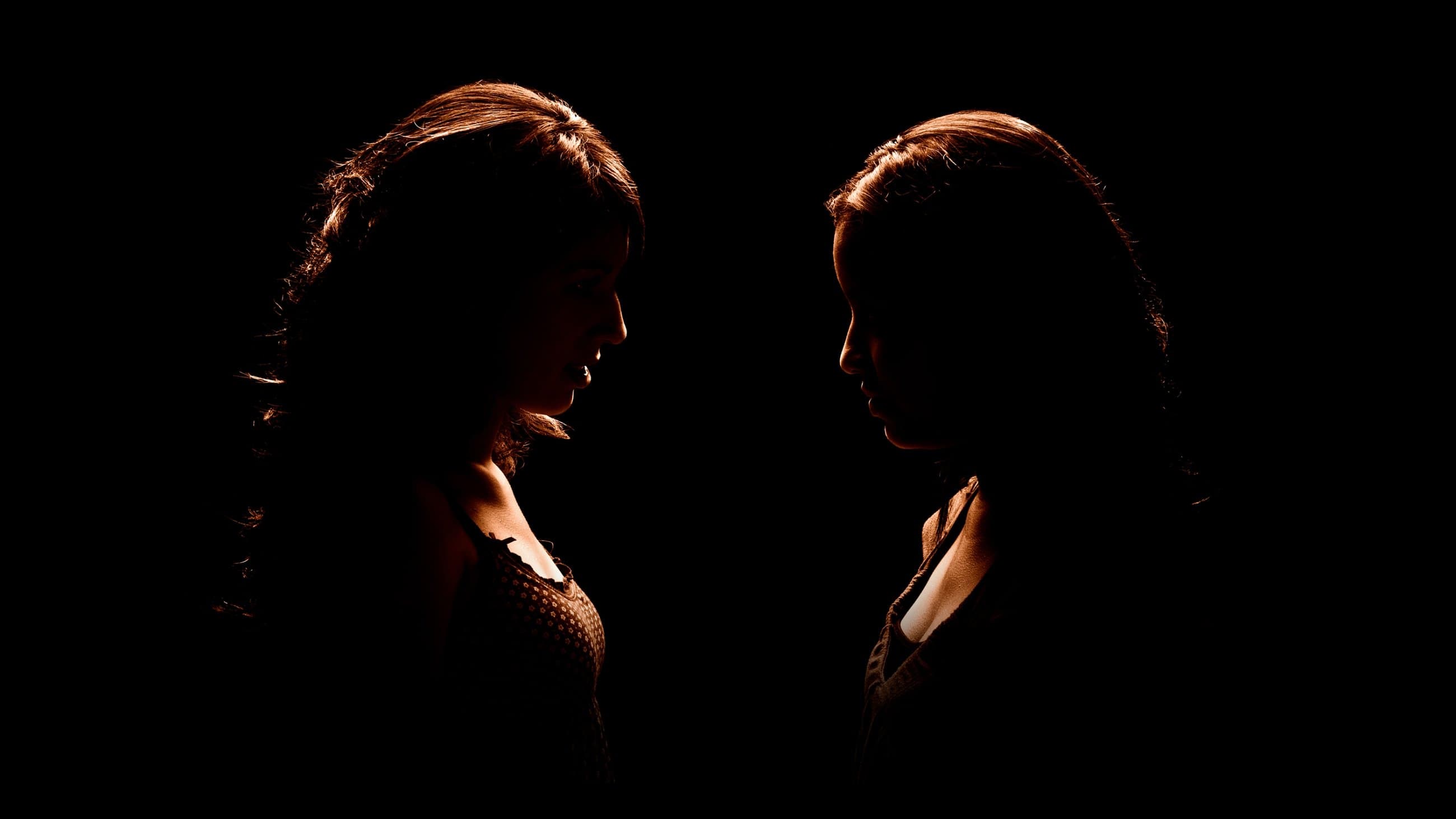 Surori certate cu legea