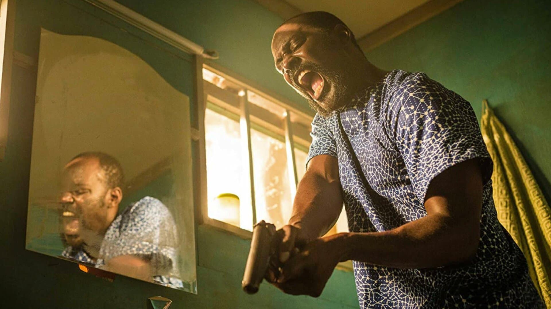 Fata în hanorac galben