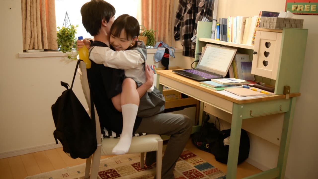 パパとママが至近距離にいてもお兄ちゃんの大きなシャツ借りて求愛抱っこSEXで逃がさず何発も膣射させる痴女っこロリータ義理妹