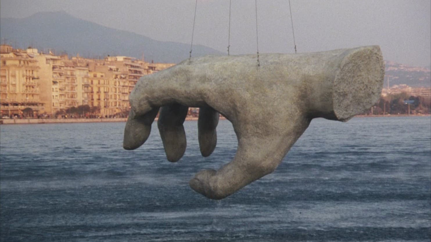 Tengo las manos de ayer. Me faltan las de mañana.