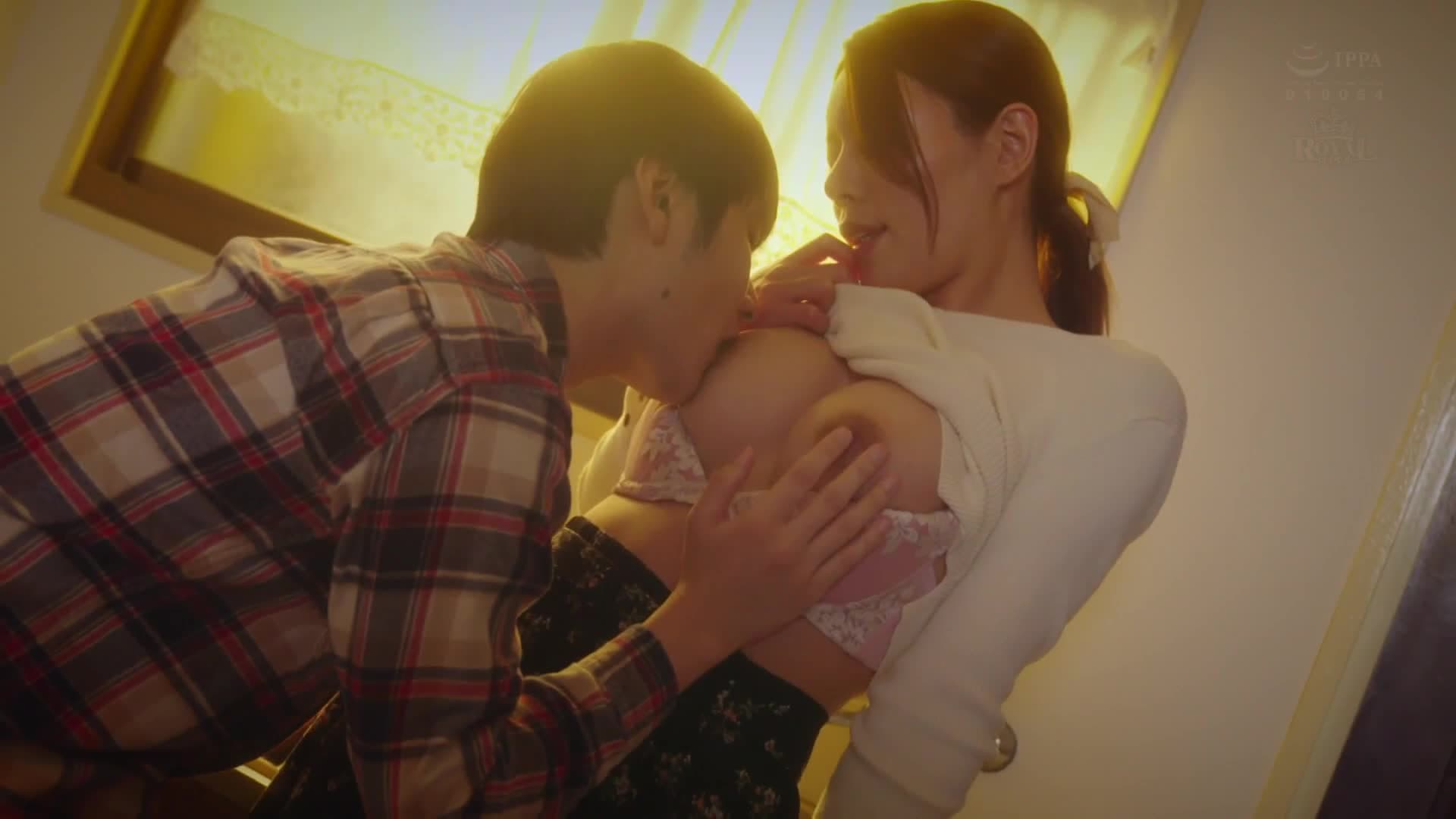 隣に住む細身巨乳なシングルマザーは、いつも明るく振る舞っているが、どこか寂しげで――。