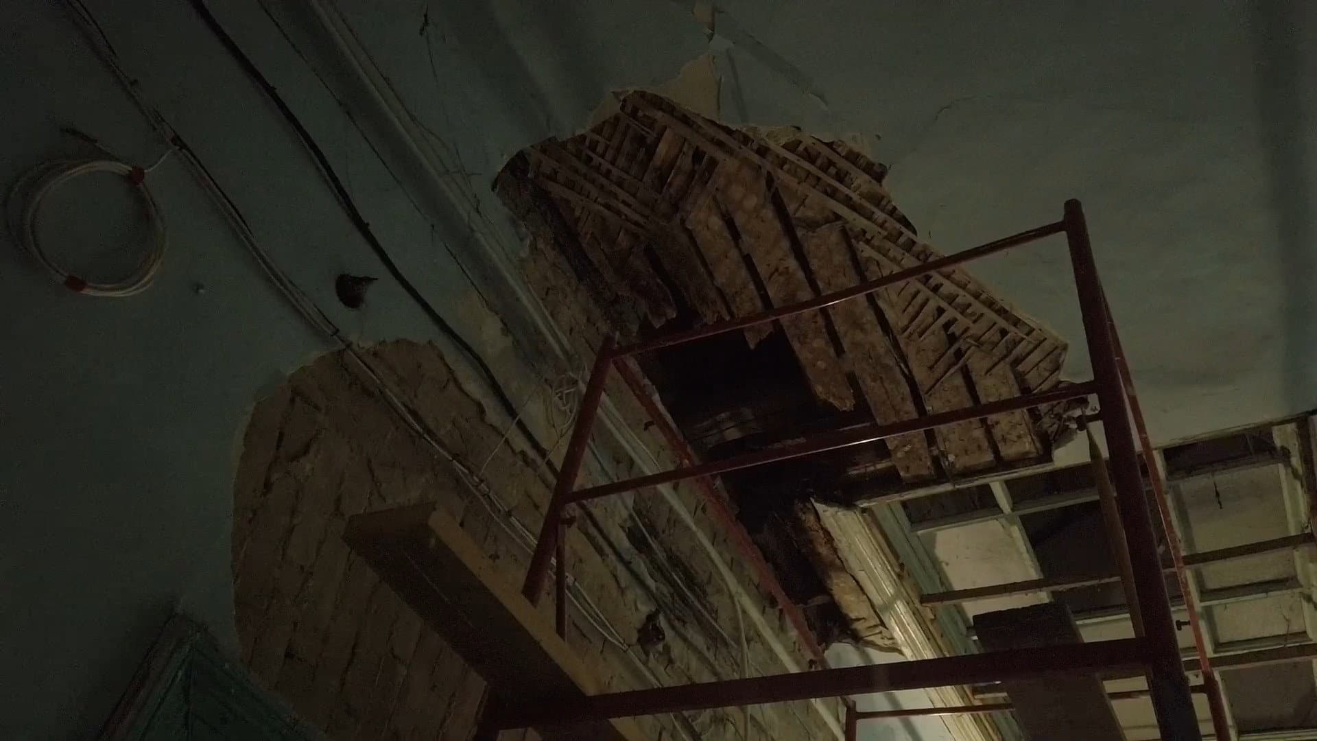 Sub Același Acoperiș Spart