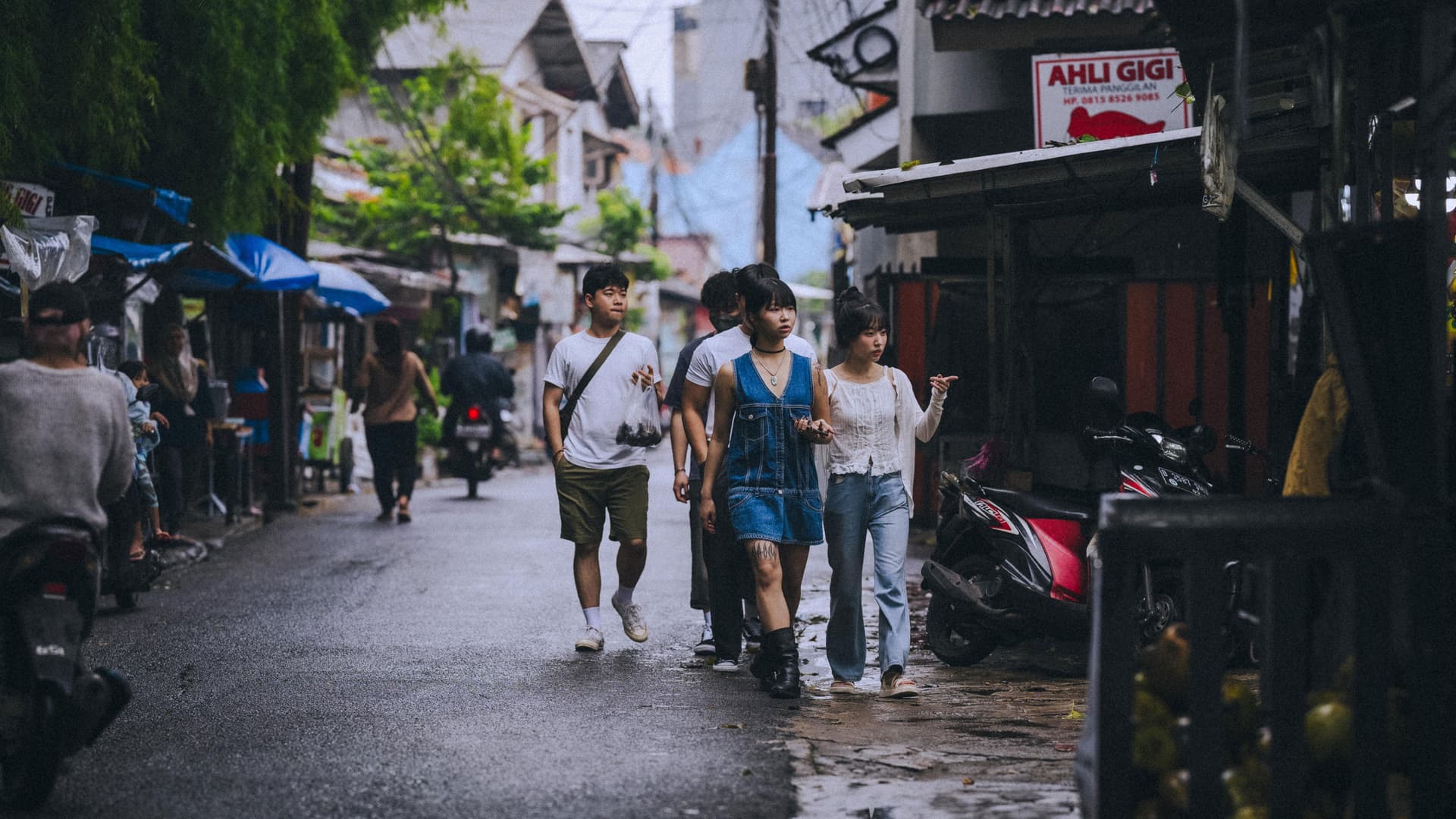 학교 밖, 영업사원