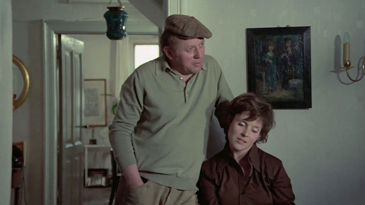 Der nackte Mann auf dem Sportplatz