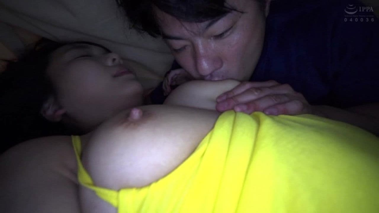 えっ！！友達のカノジョが僕の布団の中に潜り込んできたっ？！「ねえ、しよっか？布団の中だったらバレないからしてもいいよ」3