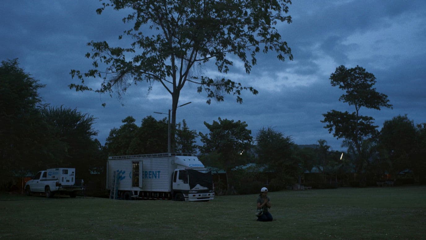 สาวไล่ฝน