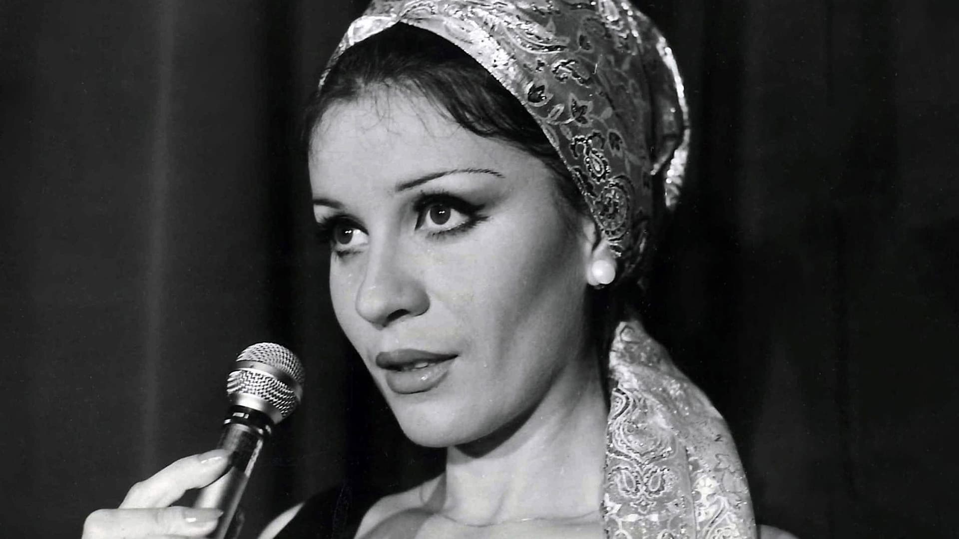 I Bog stvori kafansku pevacicu