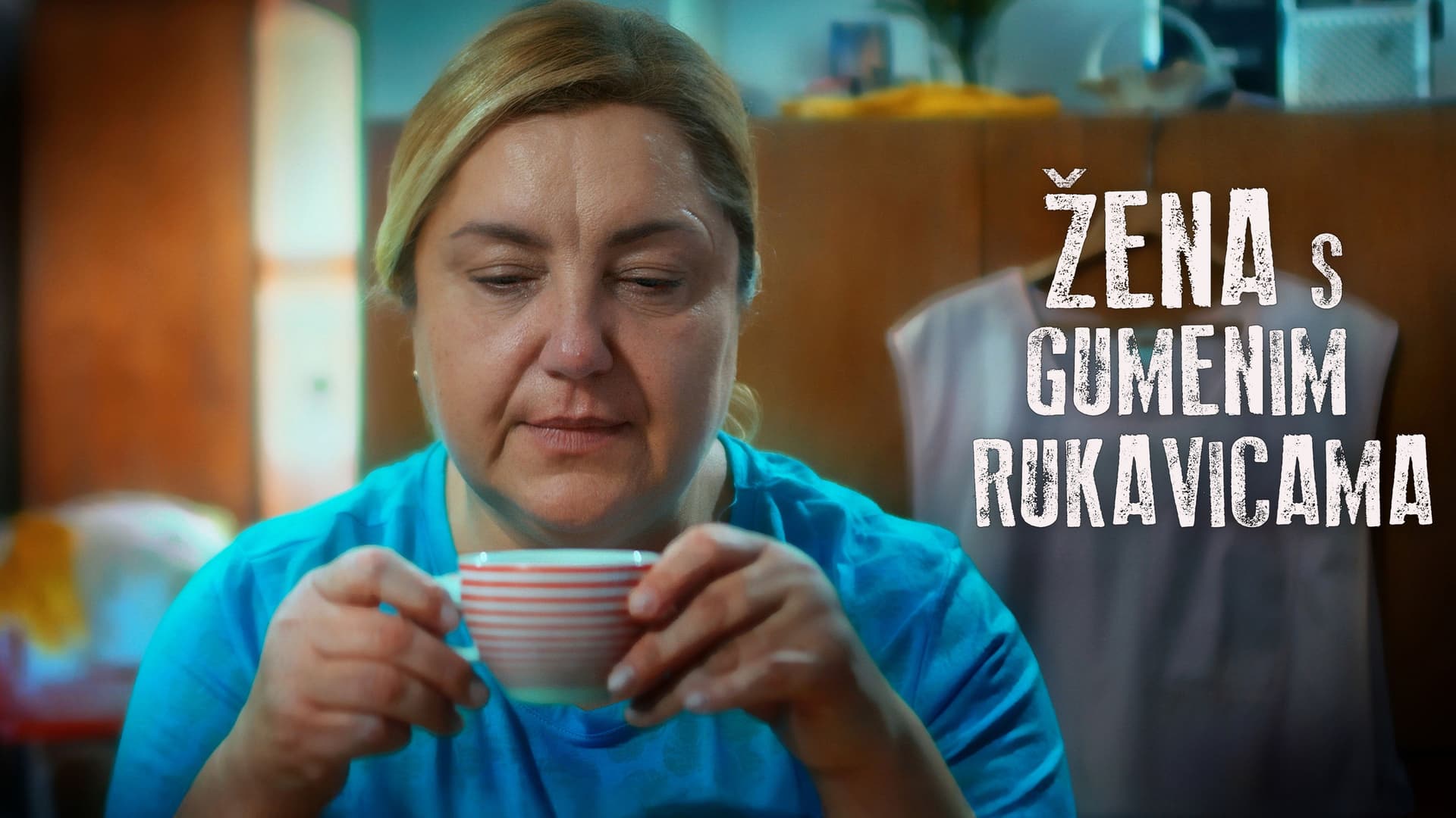 Žena s gumenim rukavicama