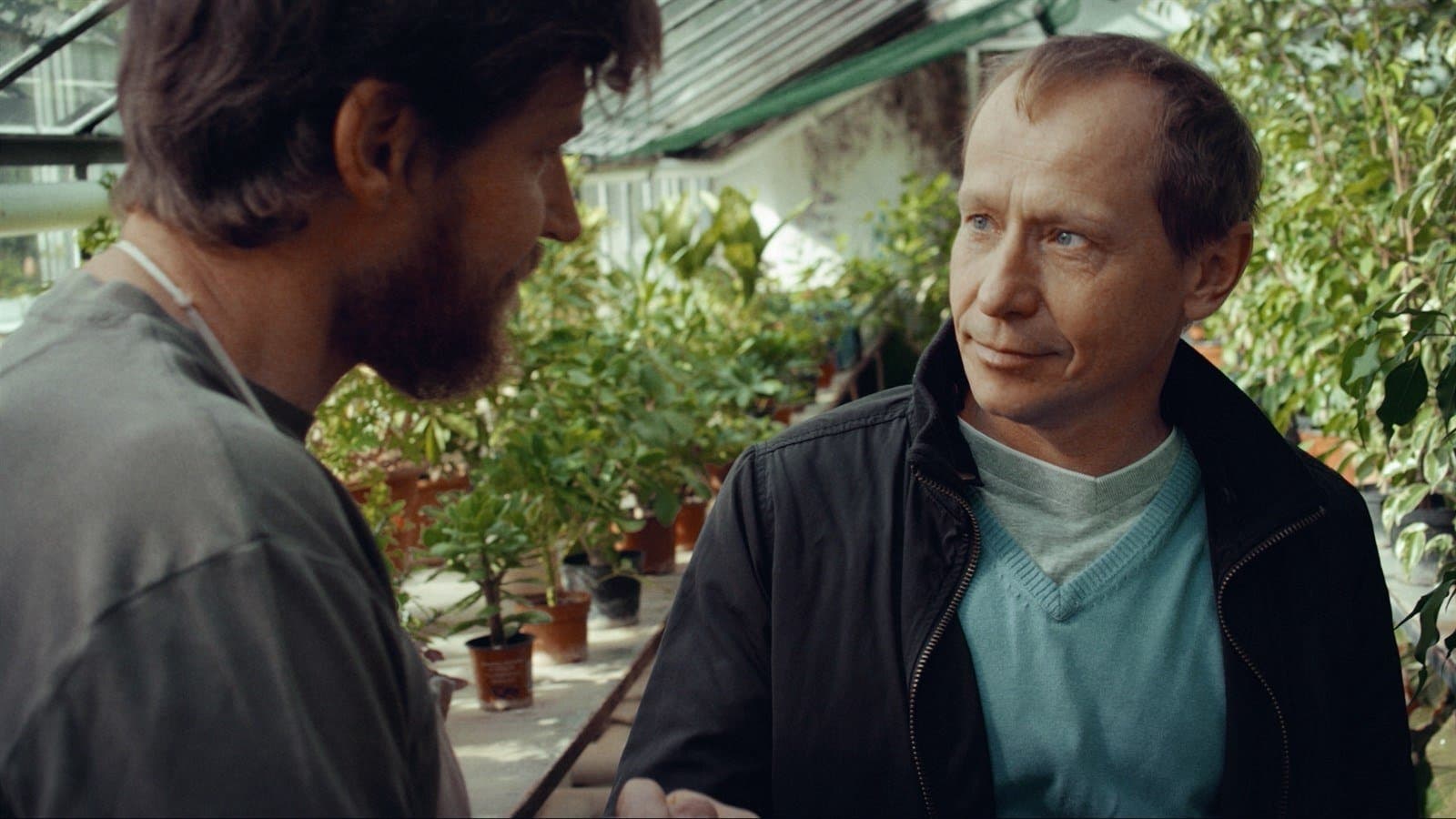 Zâmbetele unor bărbați triști