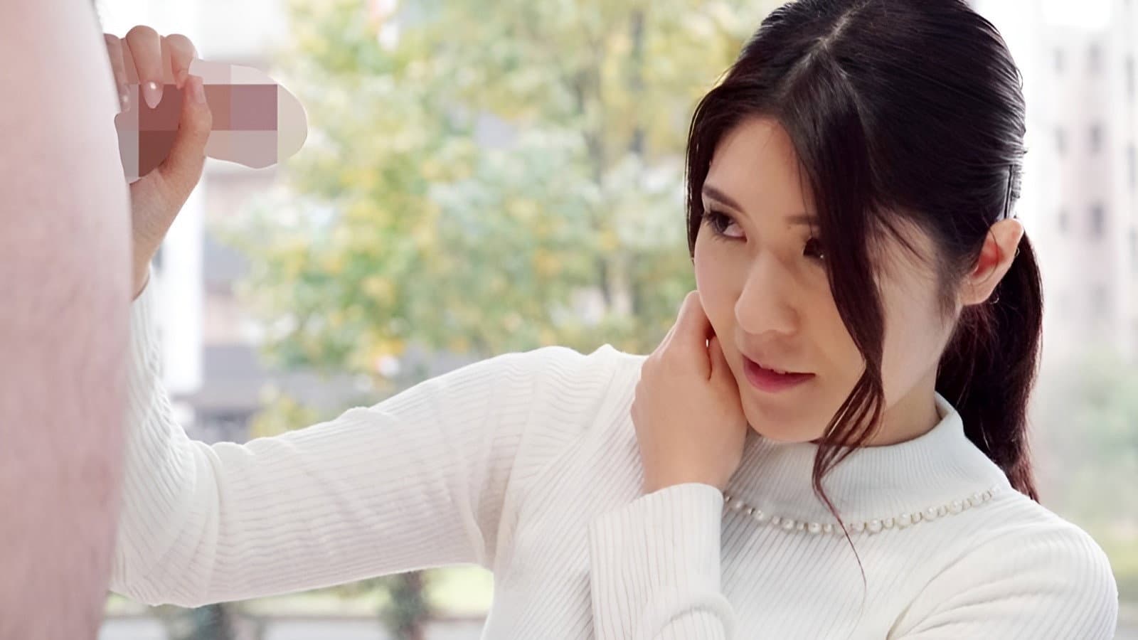 マジックミラー号 心優しい子持ちのママがデカチンで妻に挿入を許してもらえない男性に素股奉仕 産後で感度が上がったマ○コは我慢できず、不倫挿入真正中出し！4