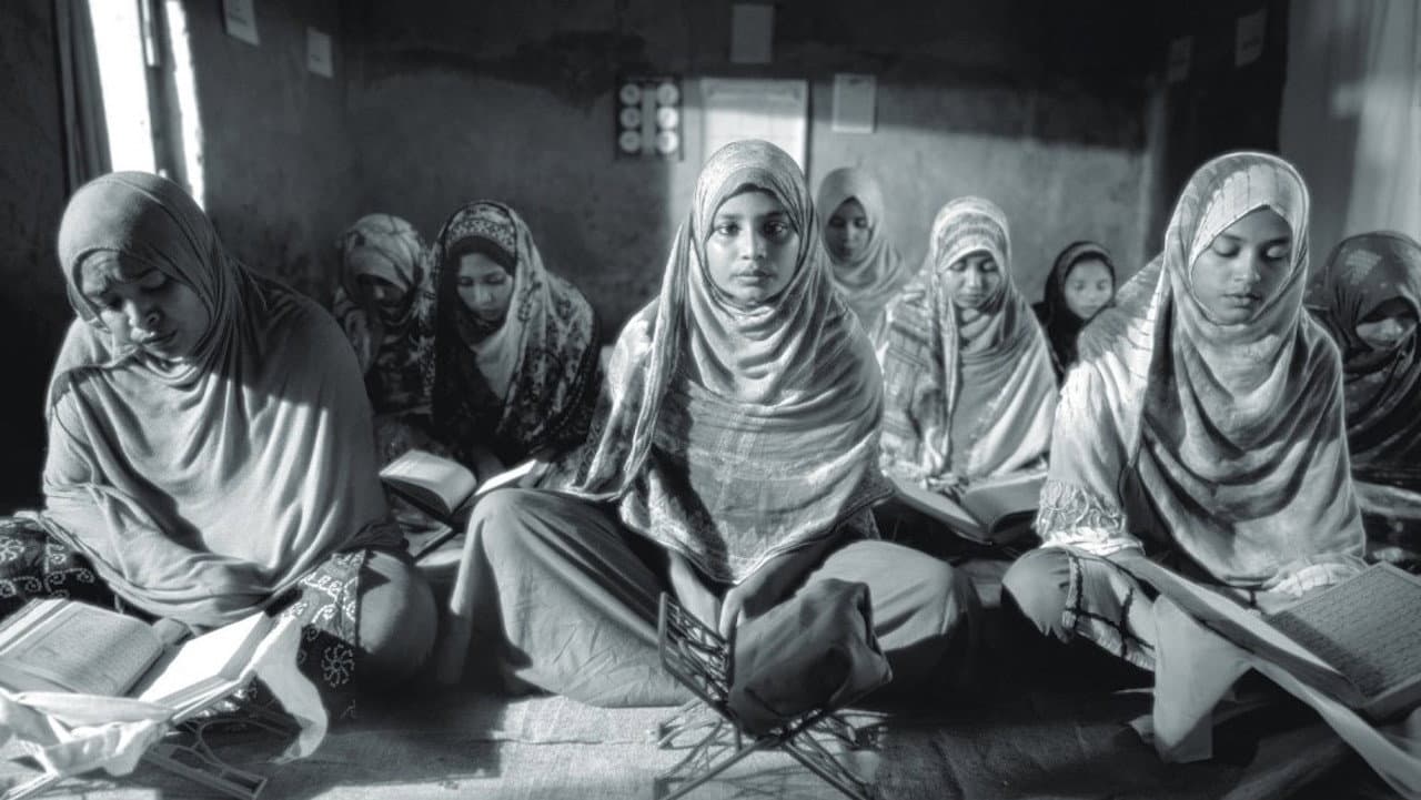 সাঁকোটা দুলছে