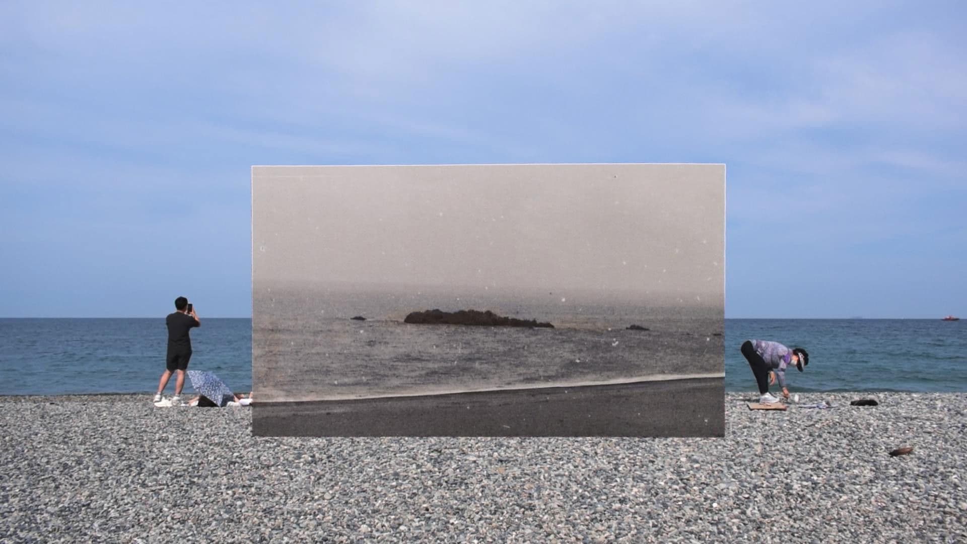 황폐한 사원에 걸린 달