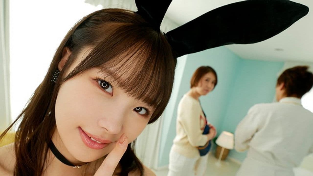 至近距離に彼女がいるのに耳元でコソコソ口説いてくるささやき誘惑中出し