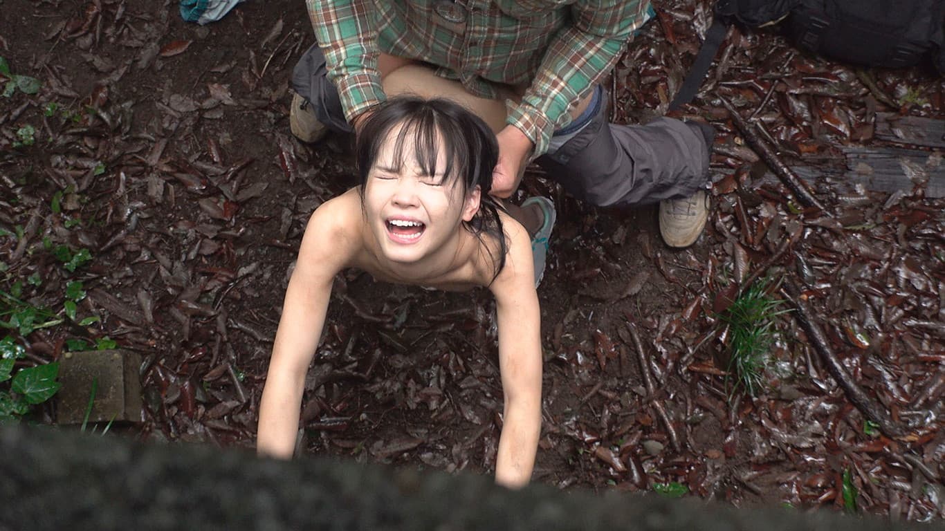 まいごの全裸少女を森で見つけて性欲が抑えられない 失踪少女に強○セックス・種付けプレス - 工藤ララ