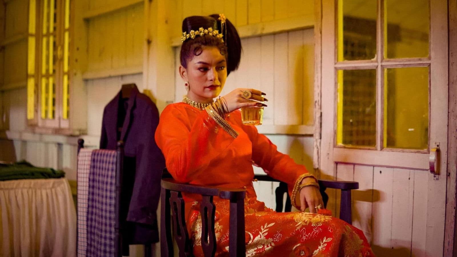 သဘင်သည်မြနှင်းဆီ - The Beginning