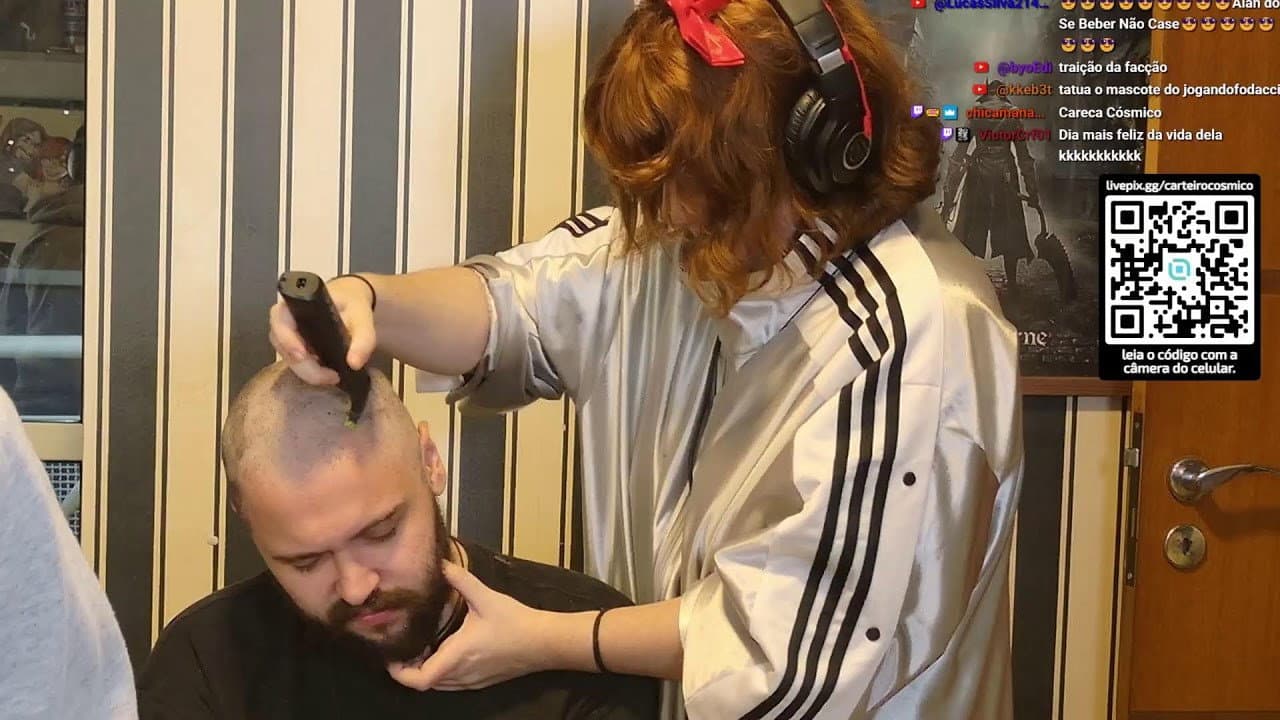 Carteiro Cósmico Raspando o Cabelo