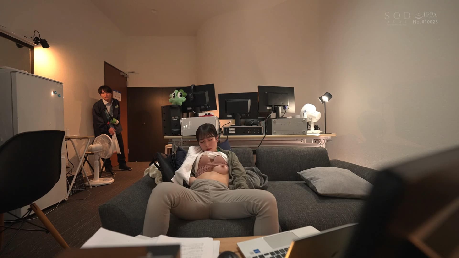 START-194激務な報道局で働くボクが欲求不満な美人ディレクターを刺激したらエロスイッチを入れてしまい何度も誘惑されて…シャワーも浴びずに編集所に籠って汗だくセックスに明け暮れた