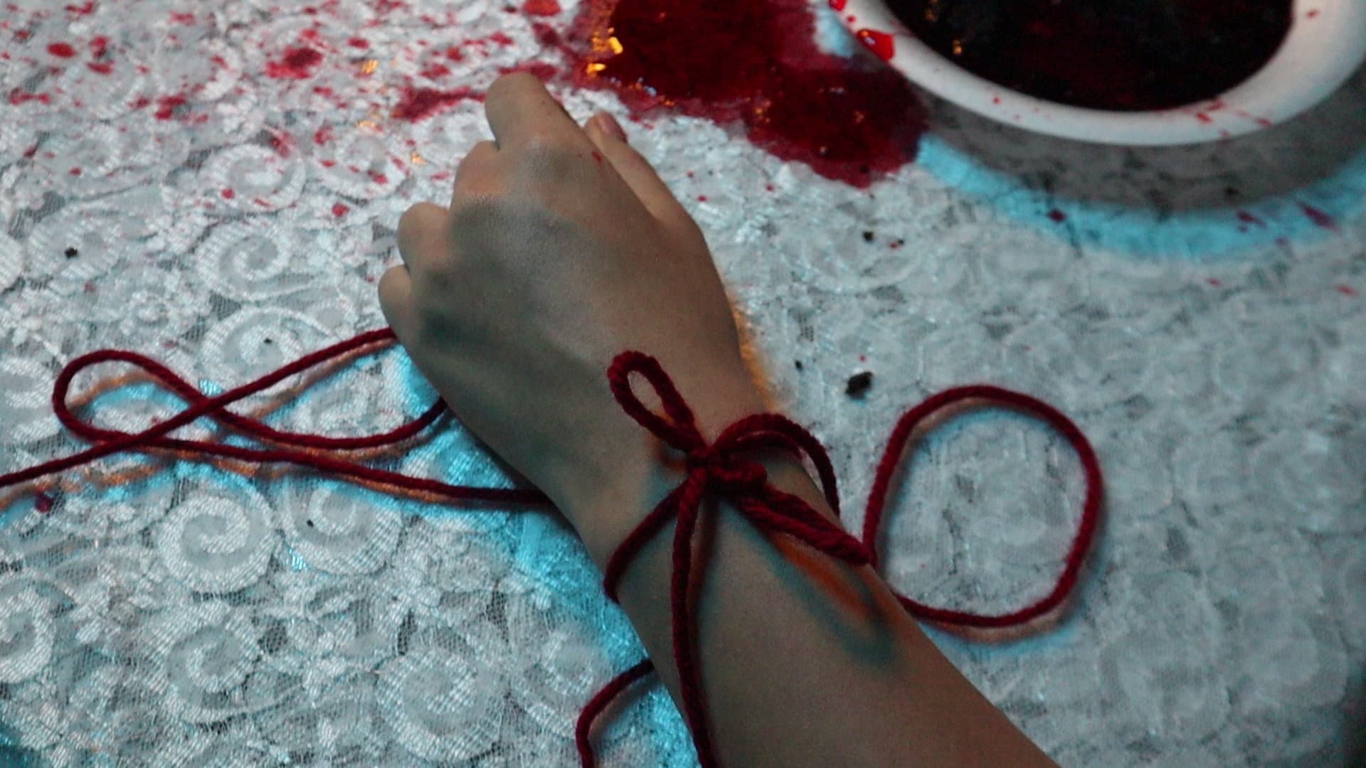 Hilo y Pastel de Sangre