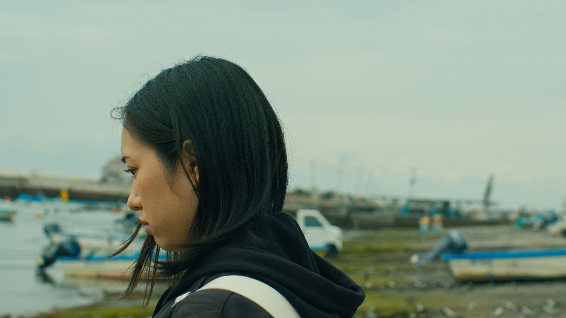 さざなみに揺れる手