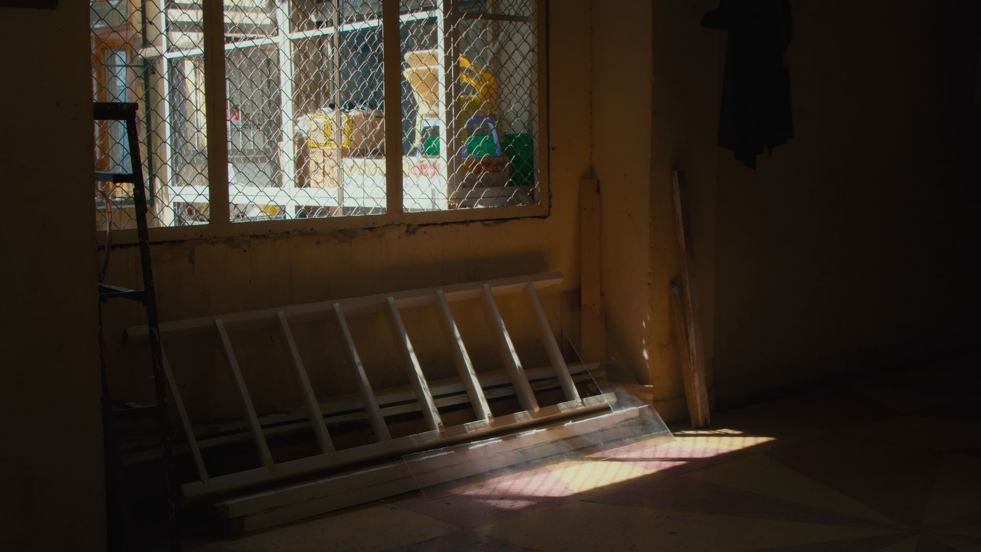 Cuối giường dậy lên một tiếng gọi