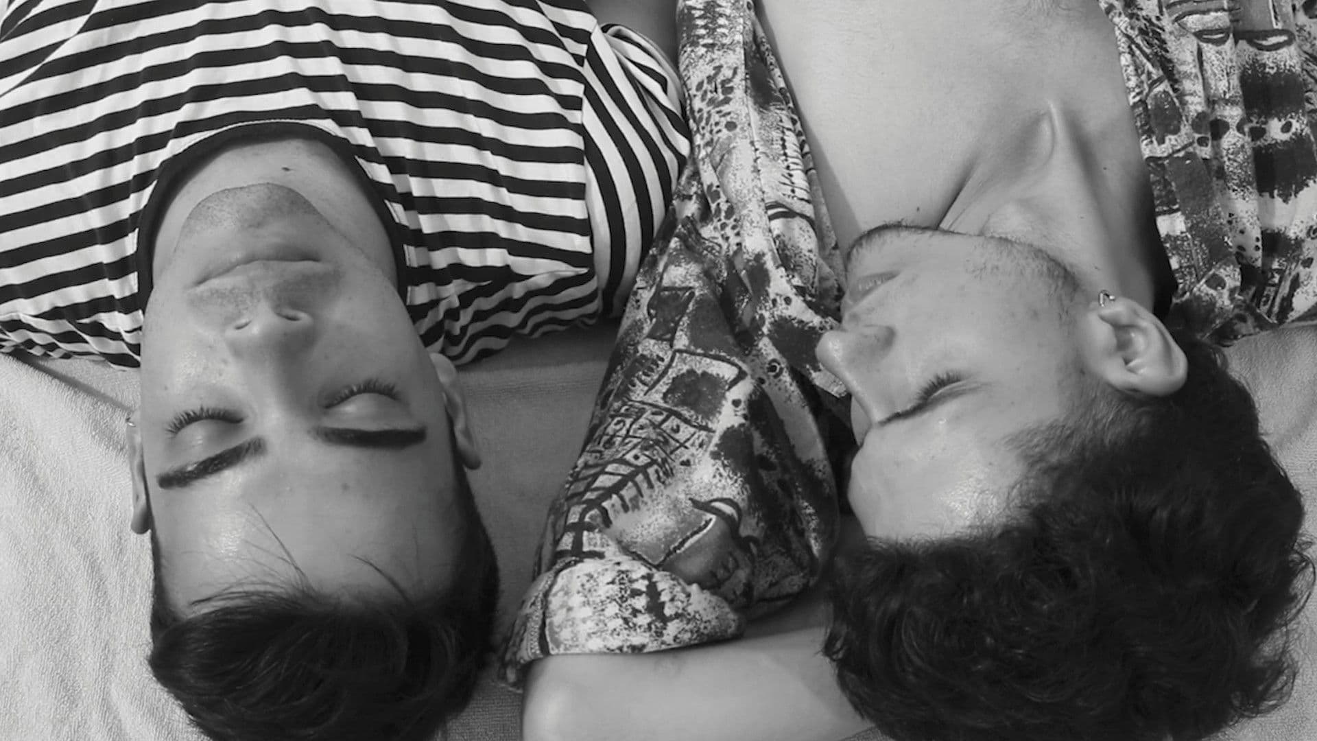 Dos Chicos Frente al Mar