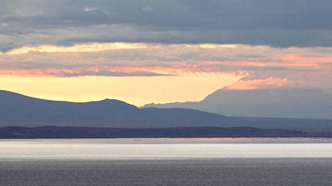 A través de la tierra