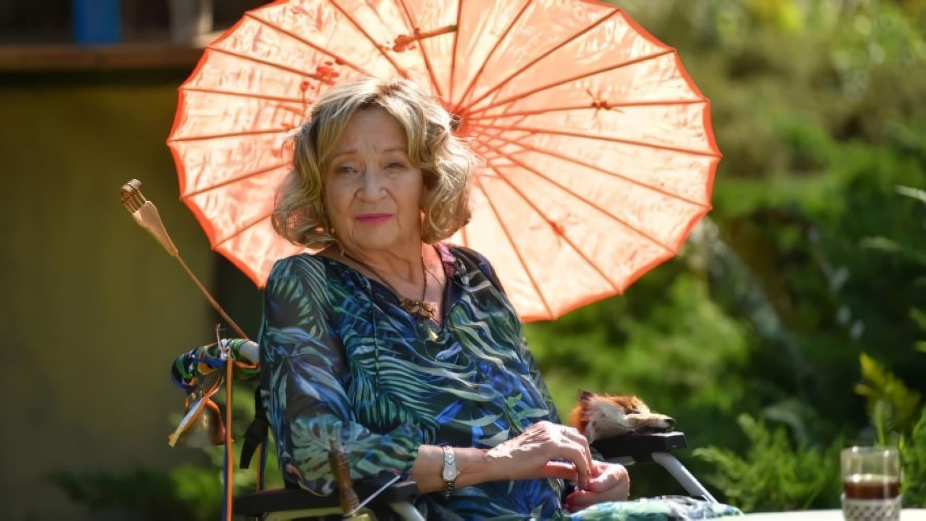 Stara kobieta wysiaduje