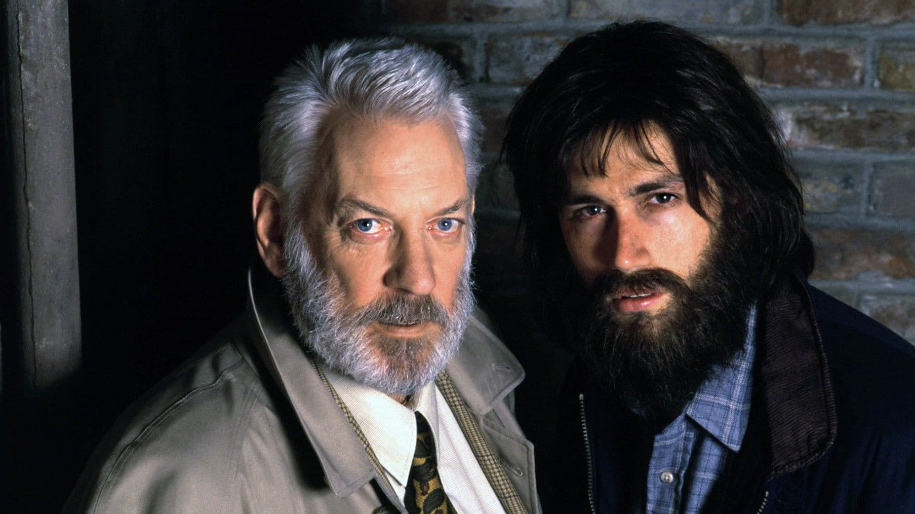 În spatele măștii