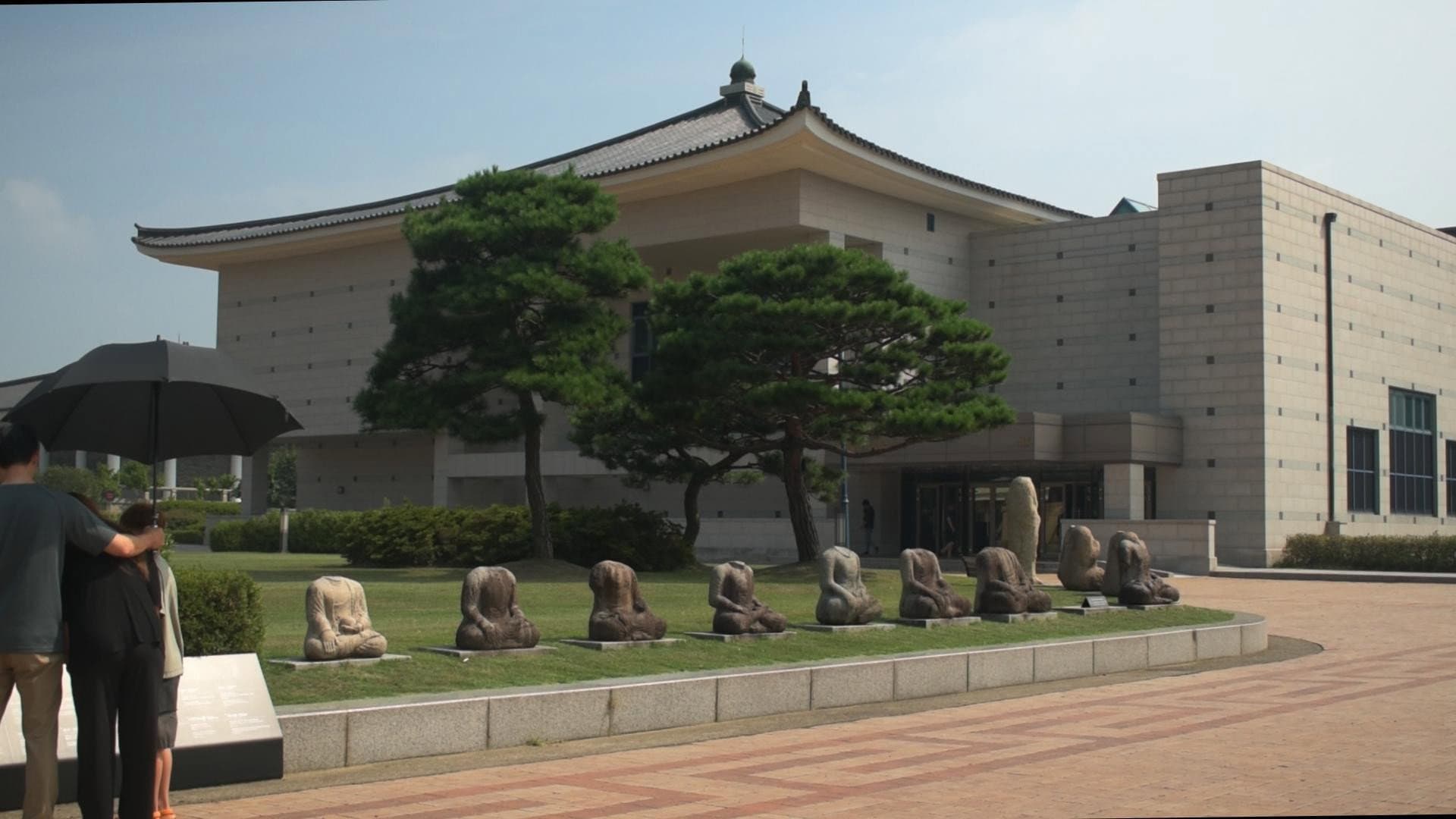 황폐한 사원에 걸린 달