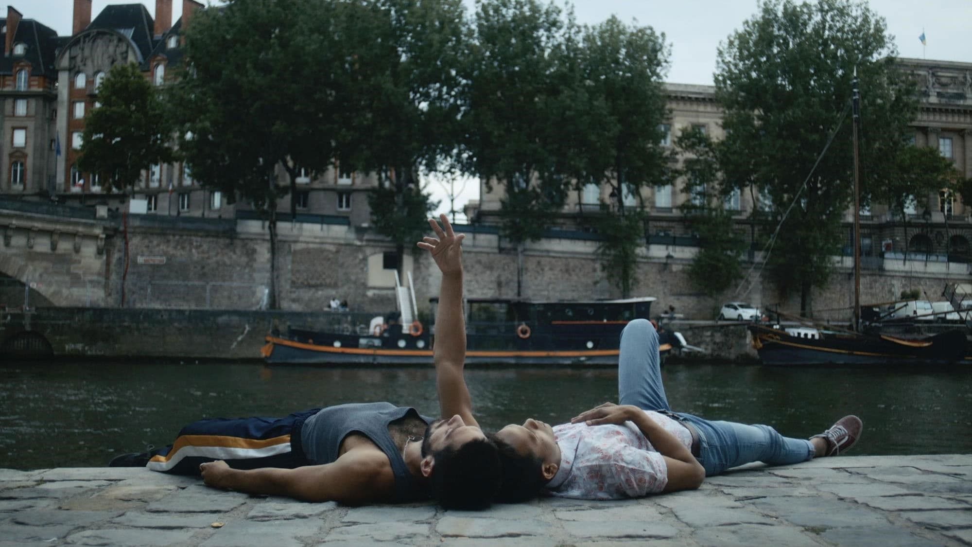 မျောတလွင့်လွင့်