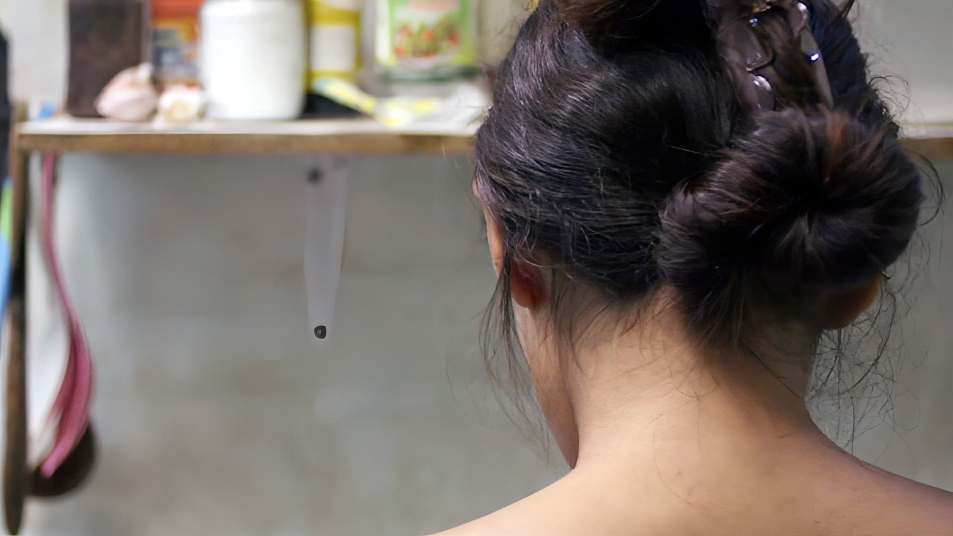 Afuera el mundo cae sobre mi cuerpo