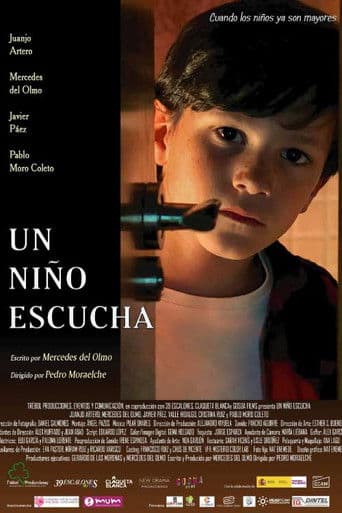 UN NIÑO ESCUCHA