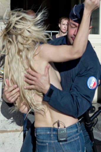 Elles livrent bataille: Nos seins, nos armes