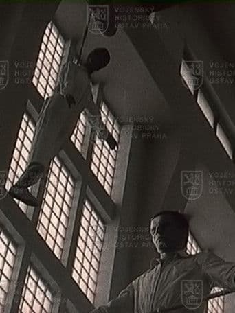 Človek vo veľkej hale