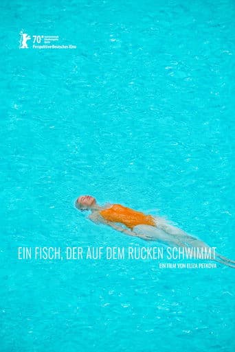 Ein Fisch, der auf dem Rücken schwimmt