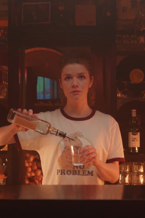 Charlie, in einem Berg aus Zwiebeln