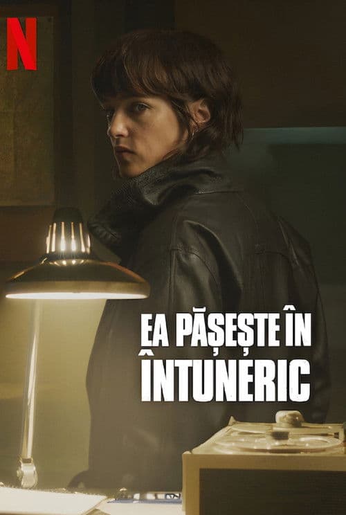 Ea pășește în întuneric