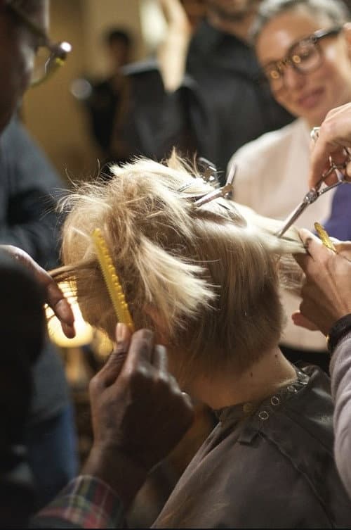 ひとりの髪を九人の美容師が切る（二度目の試み）/ A Haircut by 9 Hairdressers at Once (Second Attempt)
