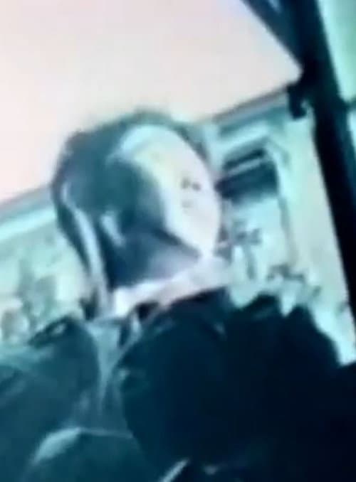 祭りの後、振り返る人